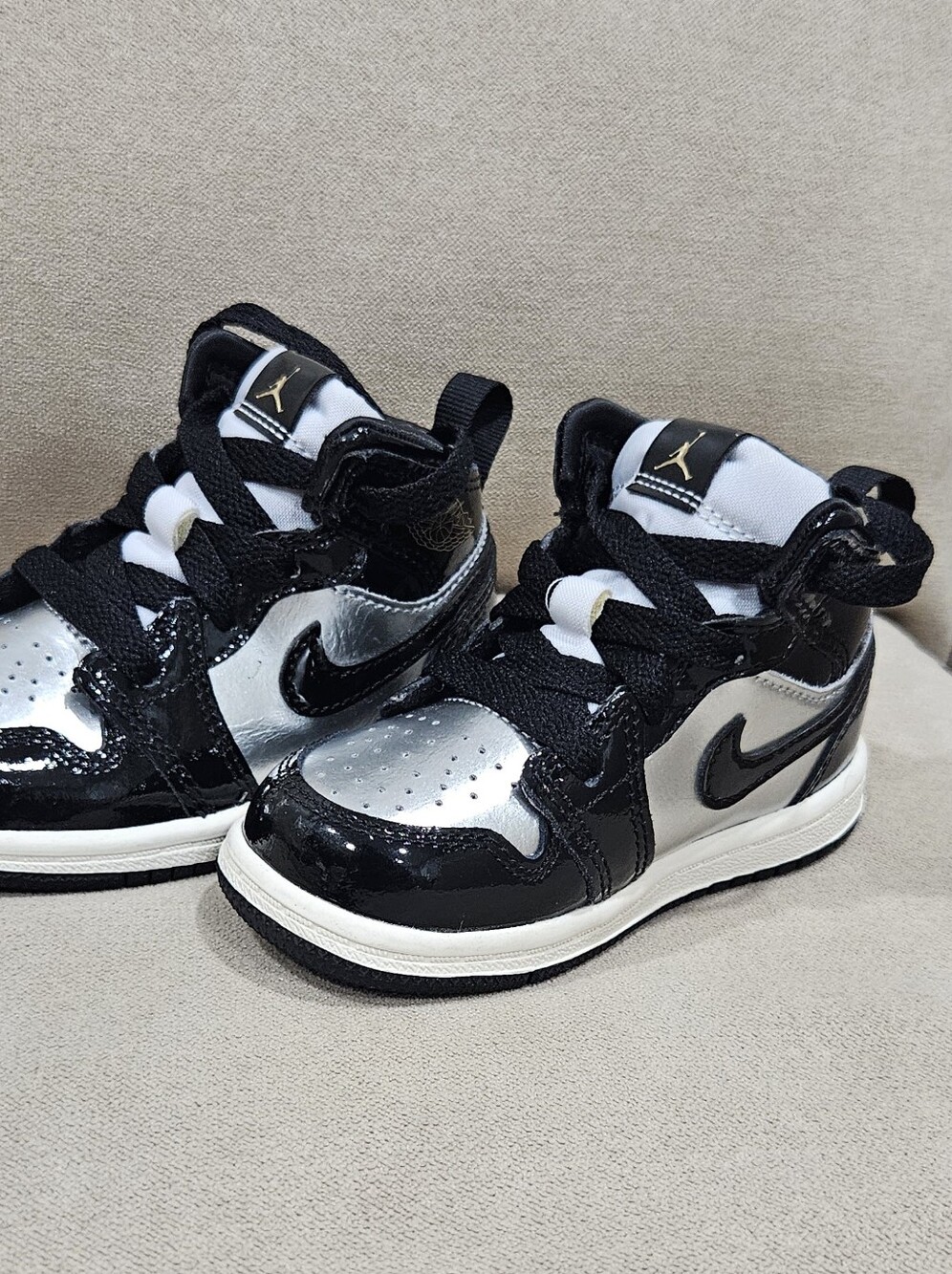 Jordan 1 Mid SE Kids Shoe